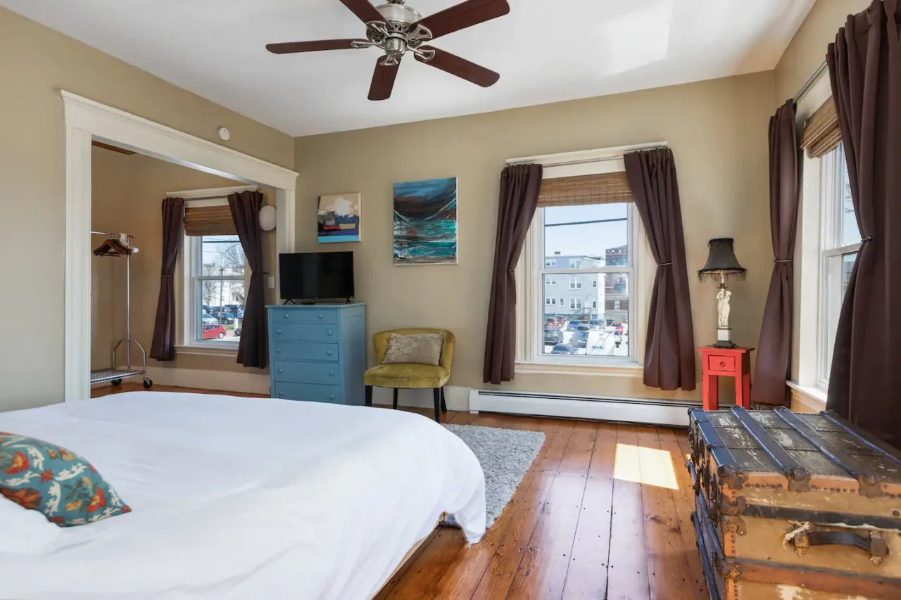 https://steamboatwharfcabins.com/wp-content/uploads/2023/03/15-1280x853.webp