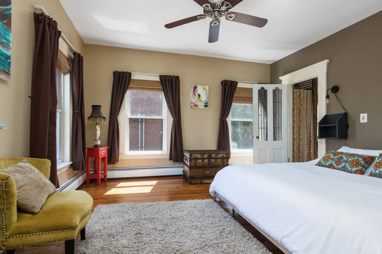 https://steamboatwharfcabins.com/wp-content/uploads/2023/03/17-1280x853.webp