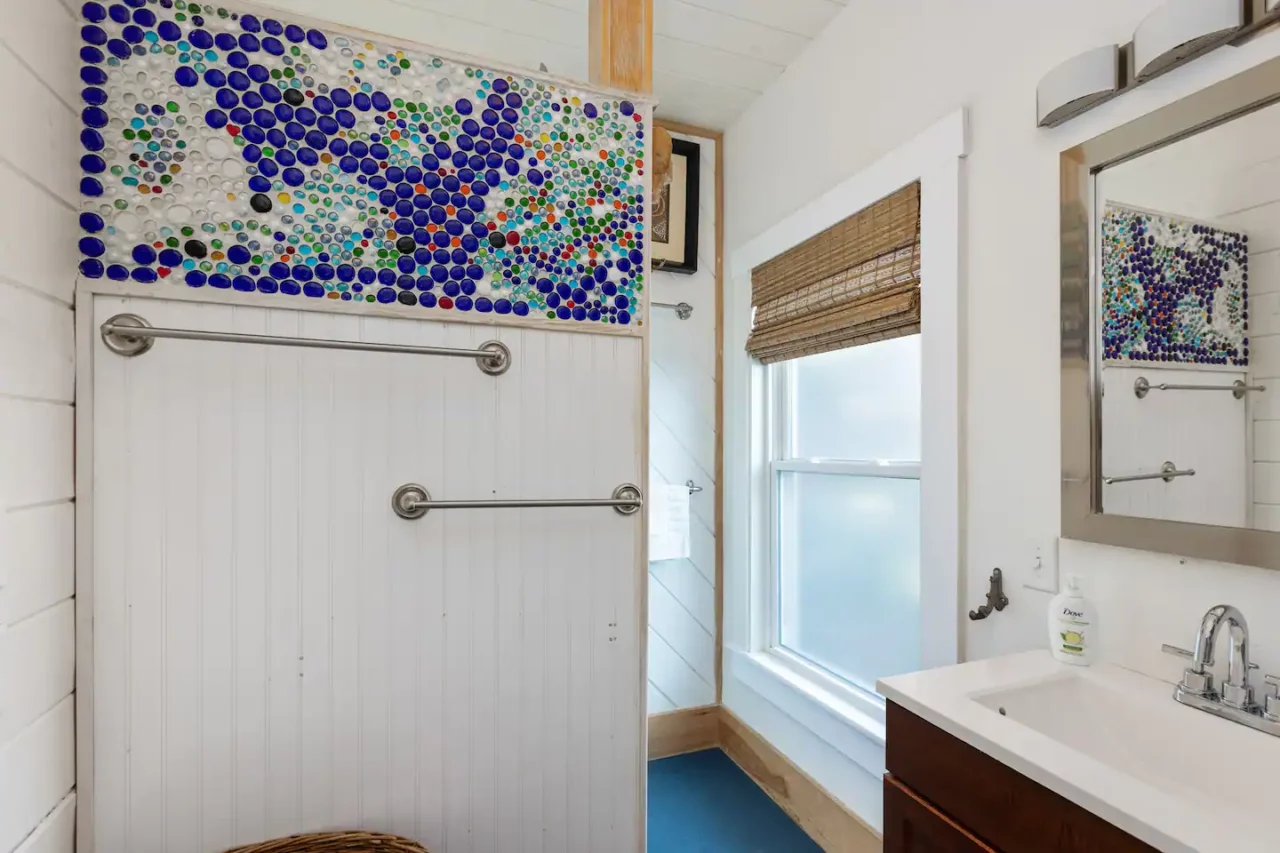 https://steamboatwharfcabins.com/wp-content/uploads/2023/03/19-1280x853.webp