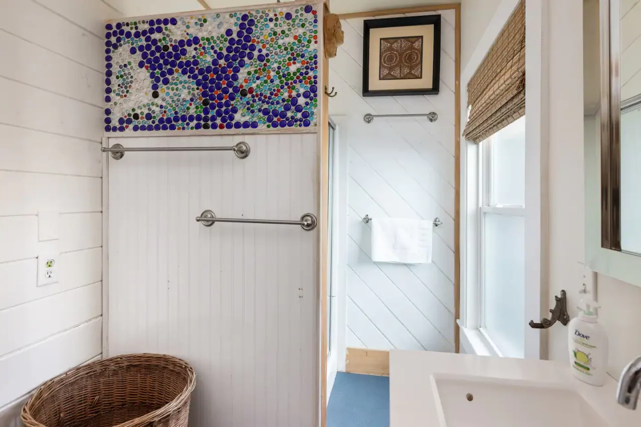 https://steamboatwharfcabins.com/wp-content/uploads/2023/03/20-1280x853.webp