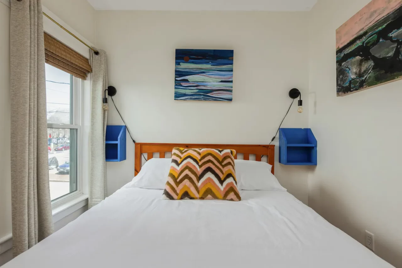 https://steamboatwharfcabins.com/wp-content/uploads/2023/03/21-1280x853.webp
