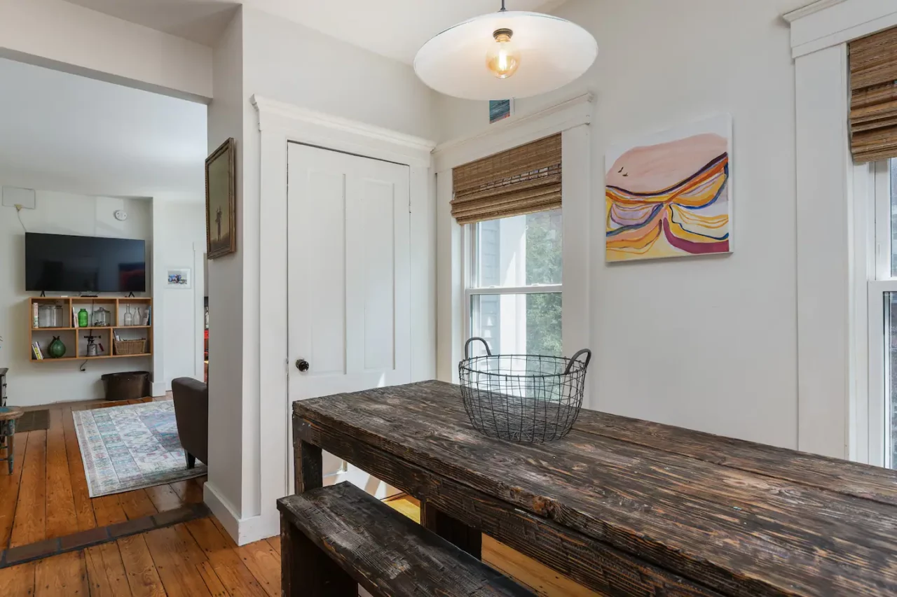 https://steamboatwharfcabins.com/wp-content/uploads/2023/03/26-1280x853.webp
