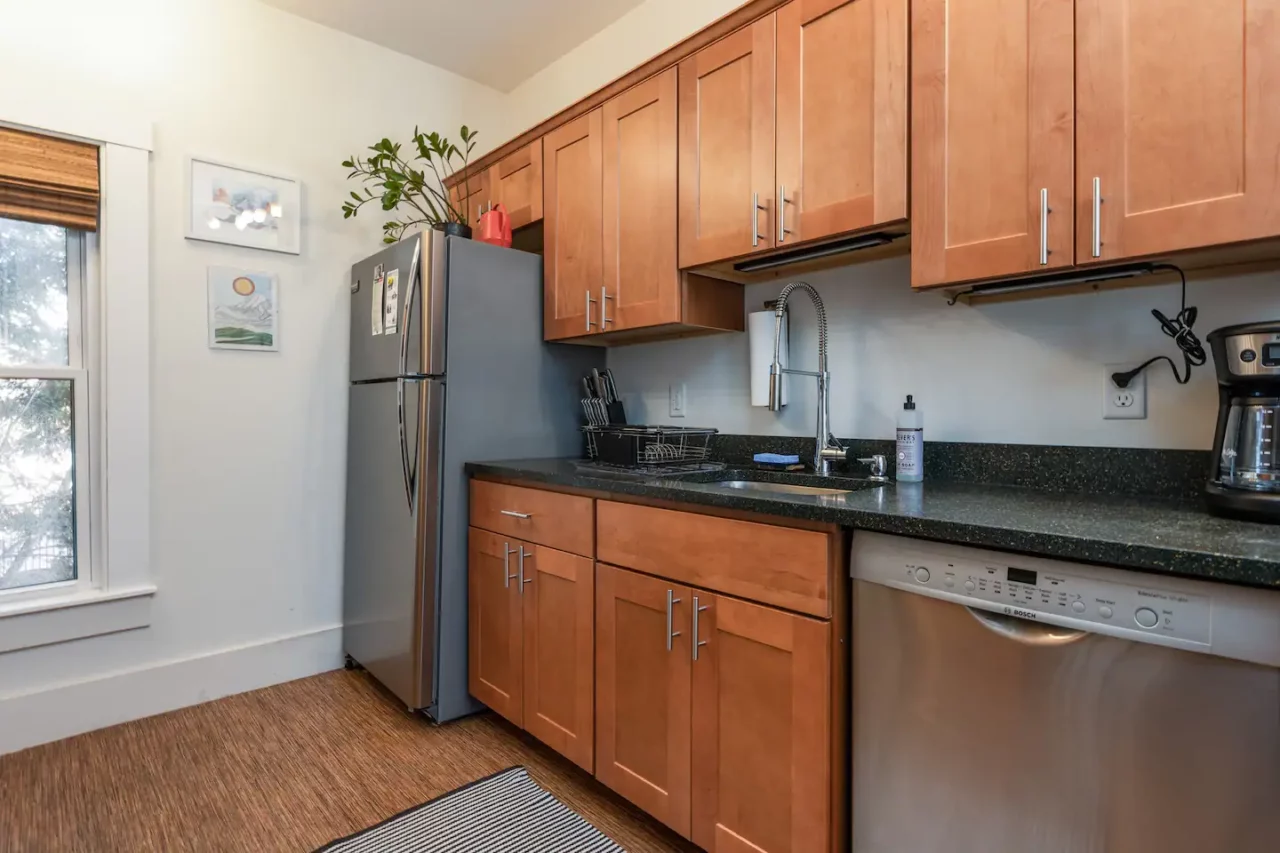https://steamboatwharfcabins.com/wp-content/uploads/2023/03/30-1280x853.webp
