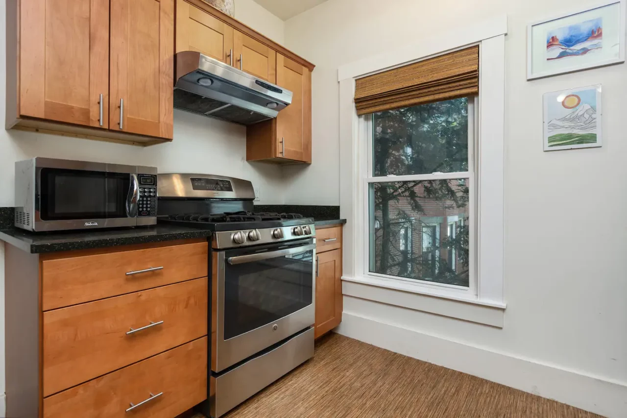 https://steamboatwharfcabins.com/wp-content/uploads/2023/03/31-1280x853.webp