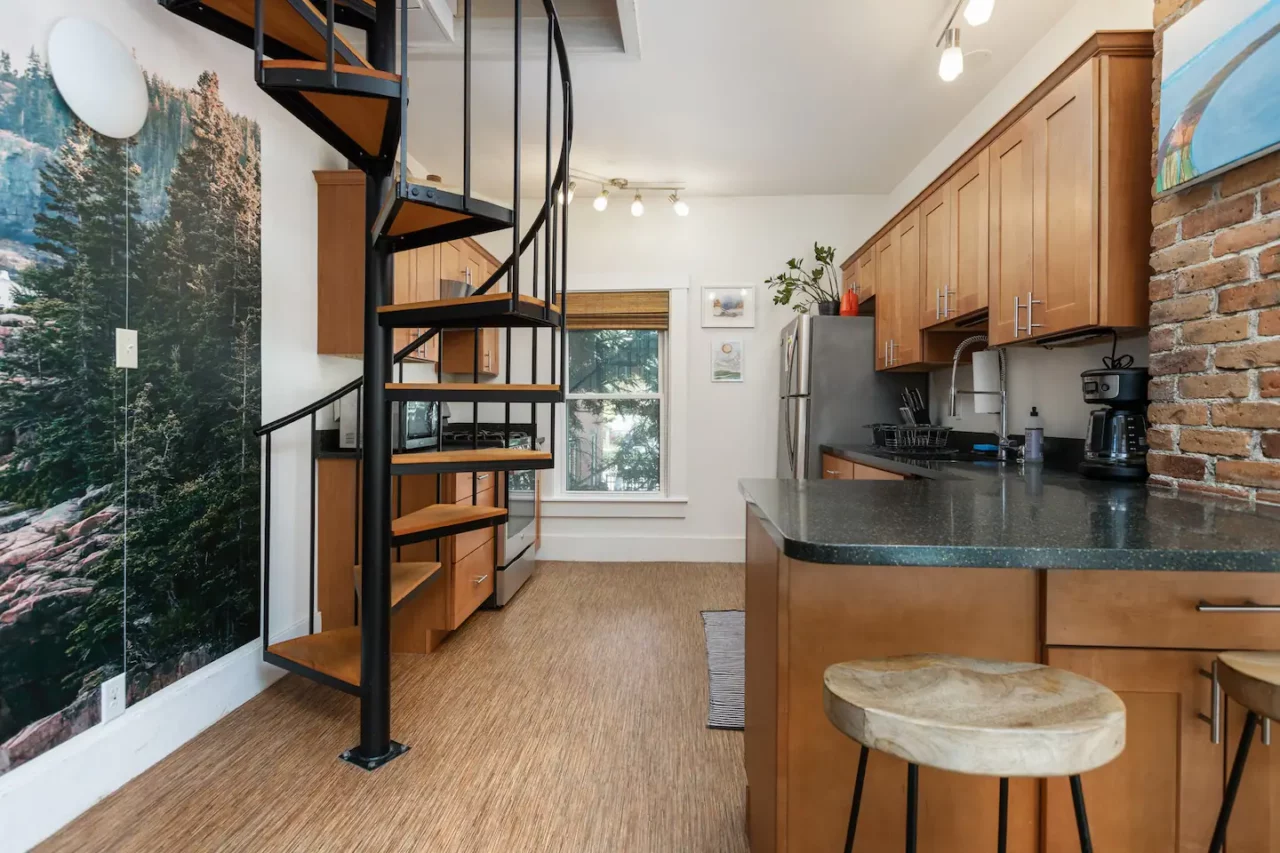 https://steamboatwharfcabins.com/wp-content/uploads/2023/03/332-1280x853.webp