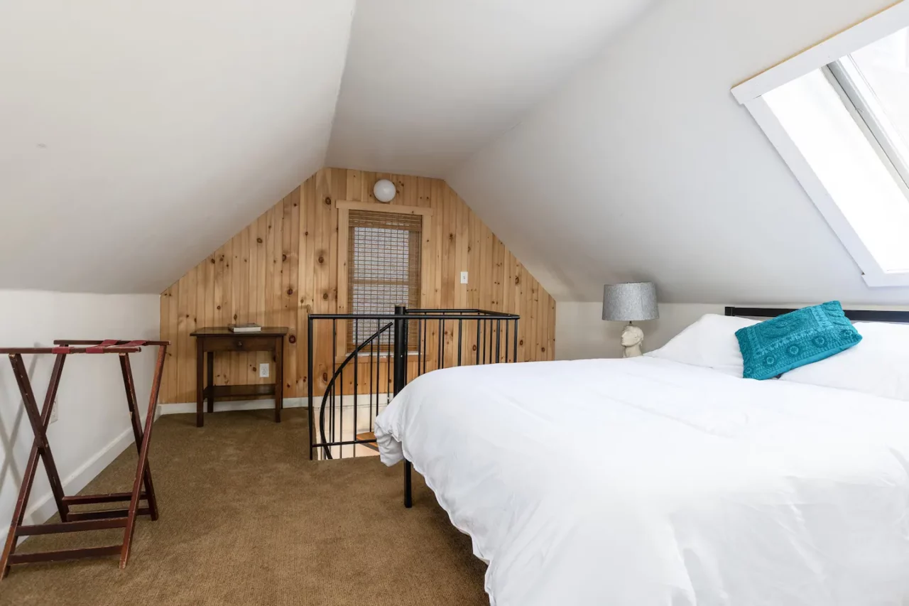 https://steamboatwharfcabins.com/wp-content/uploads/2023/03/34-1280x853.webp