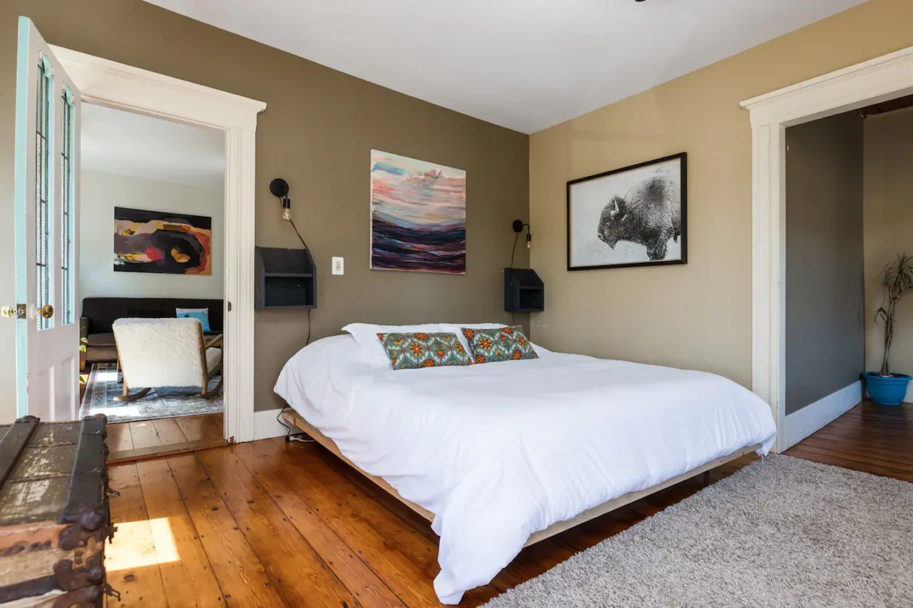 https://steamboatwharfcabins.com/wp-content/uploads/2023/03/4-1-1280x853.webp